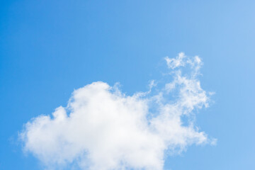 夏の青空と日差しに輝く夏の雲139