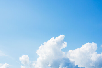 夏の青空と日差しに輝く夏の雲140