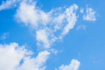 夏の青空と日差しに輝く夏の雲142