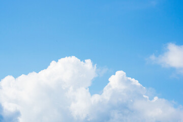 夏の青空と日差しに輝く夏の雲144