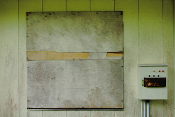 岐阜県池田町藤橋の木材で塞がれた窓