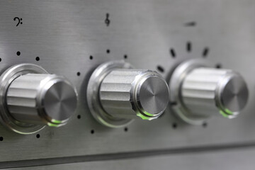 The amplifier panel features three knobs