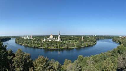 Obraz premium Wide-angle perspective of a scenic settlement