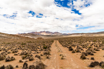 Weite der Anden Schotterpiste durch die endlose, karge Hochebene von Salinas Aguada Blanca, Peru