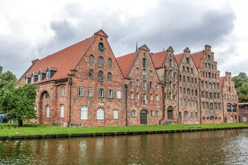 lübeck, deutschland - alte speicherhäuser am ufer der trave