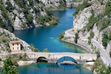 Fototapeta premium A lake with blue water and a beautiful bridge that crosses it