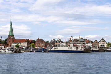 Naklejka premium lübeck, deutschland - stadtpanorama mit hafen und kirchturm