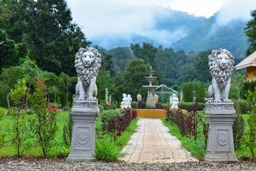 Obraz premium statue in the park with mountain view 