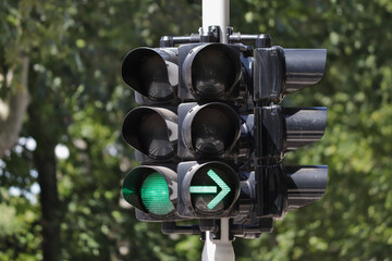 Green traffic light with green arrow signal for right turn.
