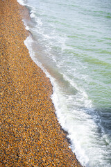 Morze i kamienista plaża