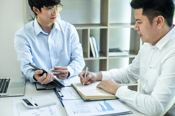Obraz premium Two business partner team meeting and discussion financial project of investment ideas, presentation and analyzing marketing planning strategy of business making to growth profit and successful