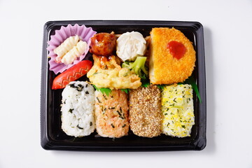 おにぎりとおかず弁当