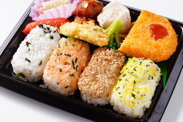 おにぎりとおかず弁当