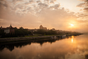 sunrise over the foggy river in Toruń © Przemylsaw Budzynski