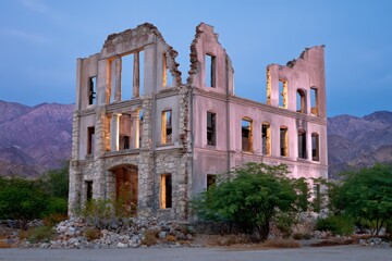 Obraz premium Ruins of a building against mountain range