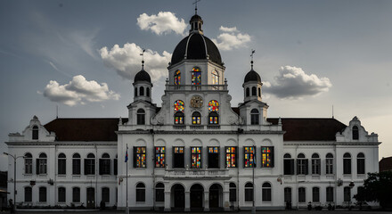 Obraz premium Historic white domed building with towers and stained glass windows