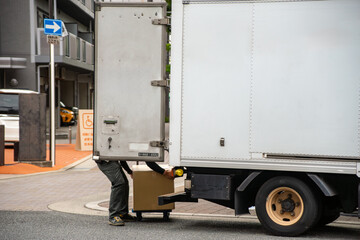 配達作業中のパネルトラック