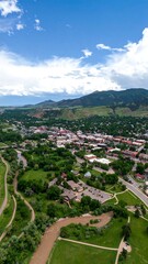 Obraz premium City nestled in valley, blue sky