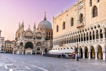 Naklejka premium Doge’s Palace and St. Mark’s Basilica at sunrise in Venice