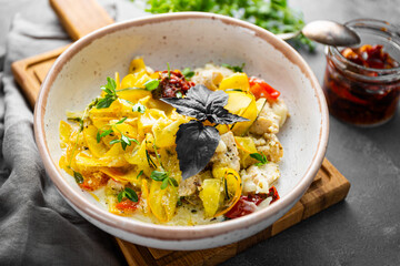  Healthy zucchini pasta with chicken and sun-dried tomatoes