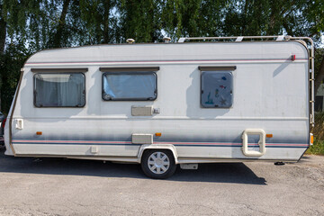 Old caravan: Side view of a vintage caravan, ideal for retro travel.