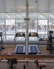 Moderne Fitnessgeräte und Kraftmaschinen in Sportstudio auf Kreuzfahrtschiff - Modern cardio and...