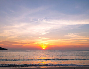 Fototapeta premium Serene Tropical Sunset: Ocean Beachscape with Warm Colors and Gentle Waves at Dusk