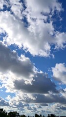 Obraz premium A vibrant sky filled with varied clouds