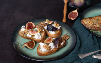 Elegant Fig and Goat Cheese Toasts with Honey and Walnuts