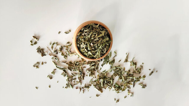 Rich in tannins and juglone, wlanut leaves treat eczema, intestinal worms, and inflammation in folk medicine, but require cautious dosing