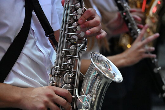 ludzie grający na r&oacute;żnych instrumentach bębny puzon nuty