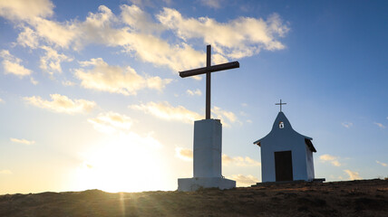 Capela de S&atilde;o Pedro em Fernando de Noronha, ponto hist&oacute;rico e religioso com vista para o mar, cercado por natureza preservada e paisagem paradis&iacute;aca da ilha