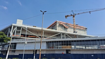 Naklejka premium Construction site of a modern building with a crane in the background