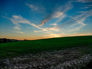 Wolkenhimmel bei Sonnenuntergang