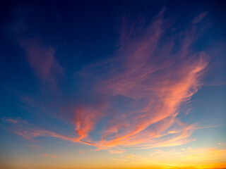 Wolkenhimmel bei Sonnenuntergang