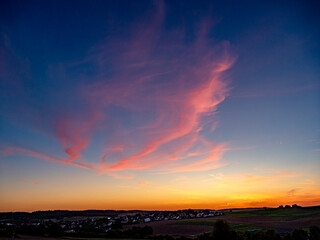 Wolkenhimmel bei Sonnenuntergang