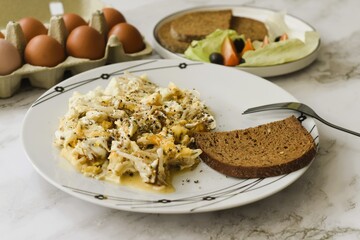 Scrambled eggs with fried bean sprouts.