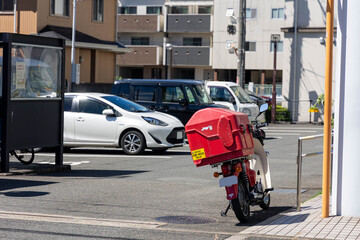 郵便バイク停車