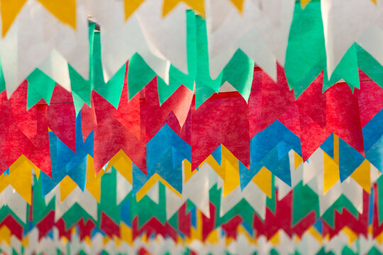 Cord&otilde;es com bandeirinhas penduradas em cima do espa&ccedil;o da festa.