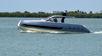 Upscale MotorBoat von the Florida Intracoastal Waterway