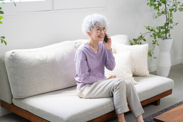 スマートフォンで通話をしているシニア女性