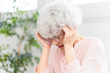 頭痛持ちのシニア女性