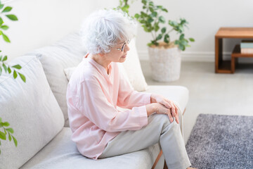 膝痛で苦しむシニア女性