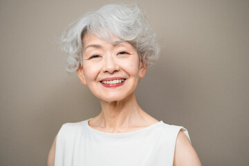 ノースリーブを着たシニア女性　ビューティーイメージ
