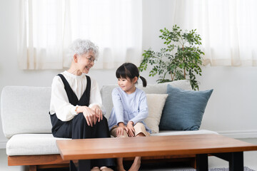女の子とおばあさんのツーショット　ファミリーイメージ
