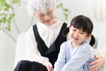 女の子とおばあさんのツーショット　ファミリーイメージ