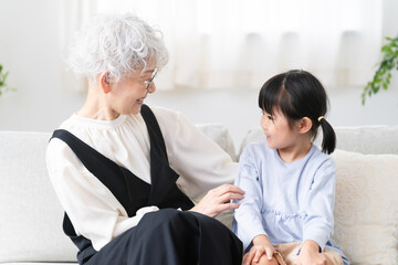 女の子とおばあさんのツーショット　ファミリーイメージ
