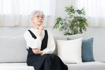 ソファーに座るシニア女性