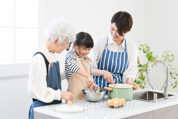 三世代でキッチンに立つ女性達　料理イメージ