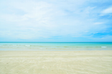 Fototapeta premium Pristine White Sand Beach with Clear Blue Sky and Calm Ocean Horizon.A breathtaking seascape featuring a wide stretch of soft white sand, meeting the turquoise sea under a vast blue sky. 
